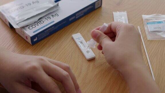 亚洲妇女检测鼻冠状病毒冠状病毒快速自拭子试剂盒在家里