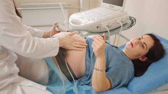 孕妇在诊所进行婴儿心跳监测