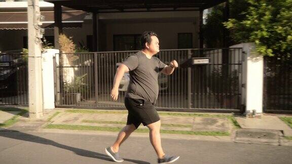 亚洲胖子跑在路上