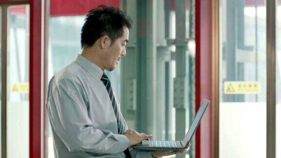 亚洲商人使用笔记本电脑