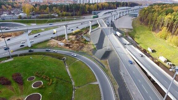 无人机飞过城市路口高速公路在莫斯科鸟瞰