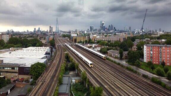 繁忙的伦敦通勤列车从远处的城市经过