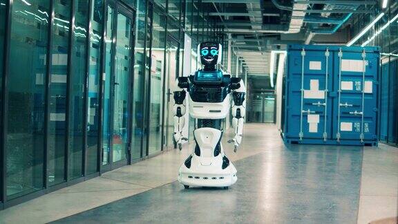 创新技术机器人仿生半机械人正沿着办公室大厅移动