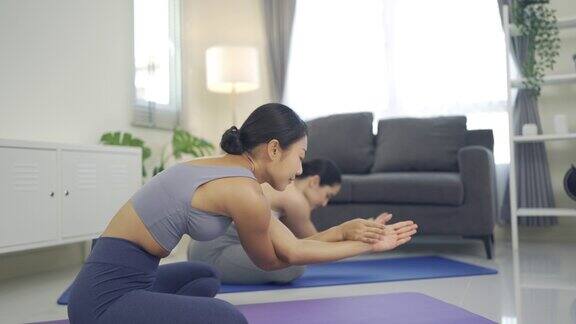 两个女人在客厅练瑜伽