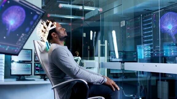 在实验室里戴着脑电波扫描耳机的人闭着眼睛坐在椅子上在现代大脑研究神经研究实验室监视器显示脑电图阅读和图形大脑模型