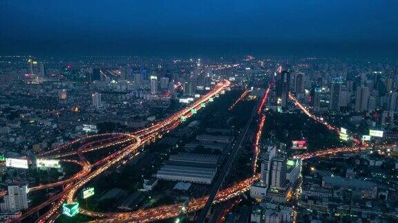 黄昏到夜晚的时间流逝繁忙的交通曼谷