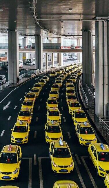 TD繁忙的黄色出租车排队在机场出口