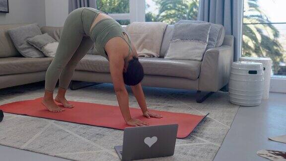 和谐健康:在线瑜伽融合在舒适的家