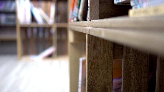 图书馆里有很多书和书柜低角度把焦点放在前景的书架上