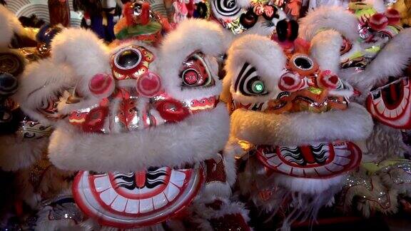 春节期间一群中国狮子表演