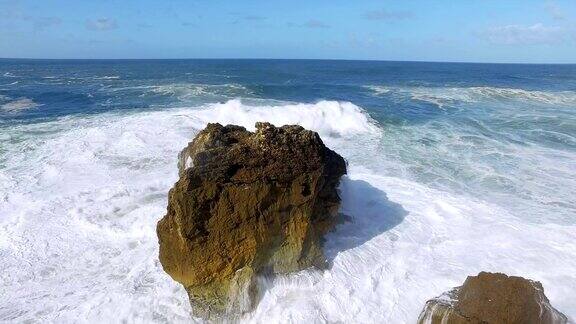巨大的海浪拍打着岩石