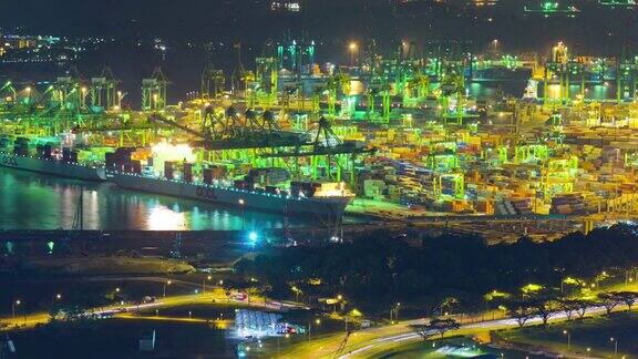 夜晚照亮了新加坡著名的工作港口屋顶全景4k时间的推移