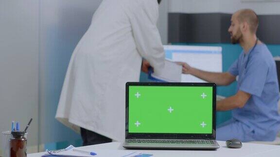 模拟绿屏色度键笔记本电脑与孤立显示器站在桌子上