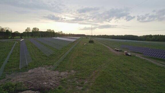 日落时从空中看到的太阳能电池板农场的建设