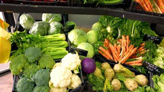 市场上货摊上装着生蔬菜的板条箱
