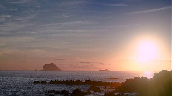 冉冉升起的太阳的光辉:海滨日出和岩石宁静