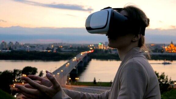 一名女子在日落后佩戴虚拟现实眼镜