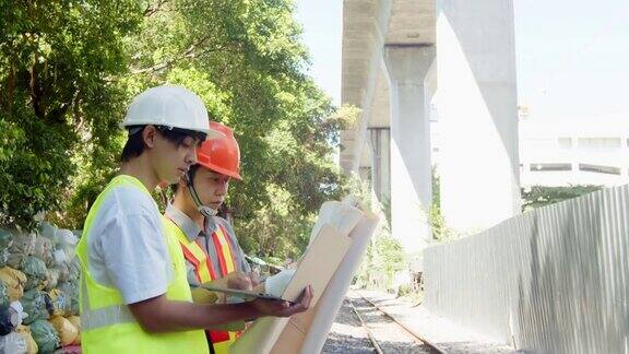 两名工程师和检验员检查列车轨道状态铁路工程检查