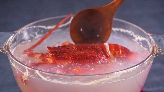 煮生的新鲜的角岩龙虾西海岸岩龙虾Jasuslalandii在玻璃锅近距离4K超高清视频的延时拍摄