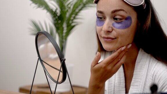 眼罩魔法:女人早上照镜子敷上眼罩黑眼圈