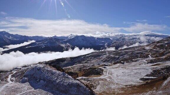 天空多云的阿尔卑斯山脉雪景欧洲的秋天奥地利山上的第一场雪