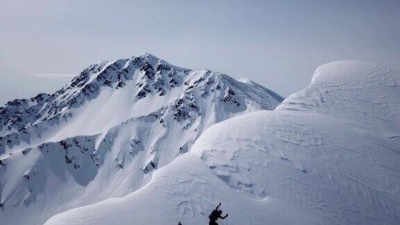 登山登山探险航空飞行史诗山脉攀登成功美丽的山峰冬季假期探险探险远足旅游概念