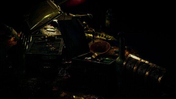 藏在黑暗洞穴里的宝藏里面有硬币、钻石和黄金
