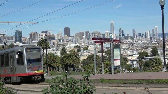 旧金山多洛雷斯公园的城市列车
