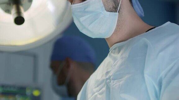 医生在手术中使用手术工具