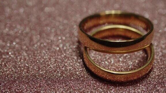 两枚金结婚戒指
