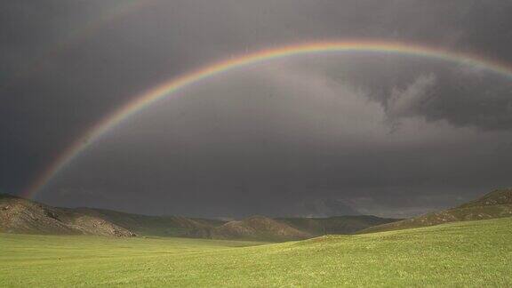 五彩缤纷的彩虹在广阔的无树草地