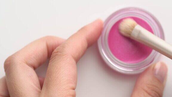 刷获得粉红色闪光颜料堆用于化妆艺术家使用眼影装饰性化妆品