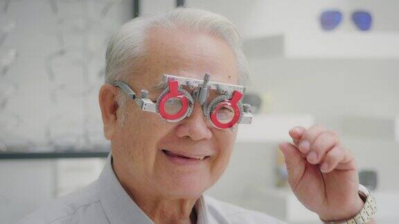 上了年纪的男人在购买眼镜前会戴试镜检查视力我想在一家眼镜店买副眼镜