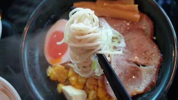 吃北海道札幌牛油玉米拉面配叉烧猪肉、鸡蛋和日面料理