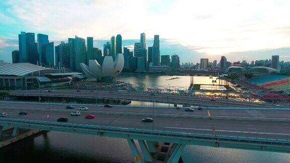 鸟瞰新加坡城市与交通在桥上黄昏
