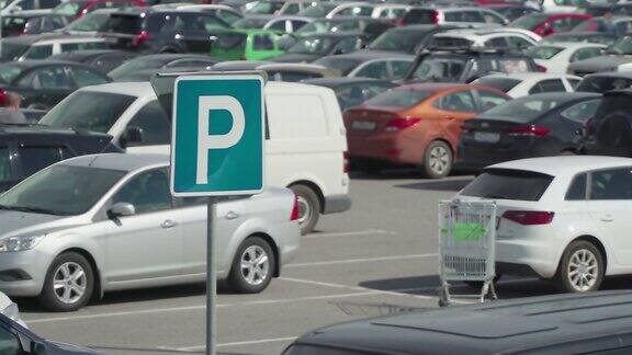 停车场概念和街道标志购物车作为购物标志抽象模糊的室外停车场销售零售旺季销售现代商场高峰期散景背景