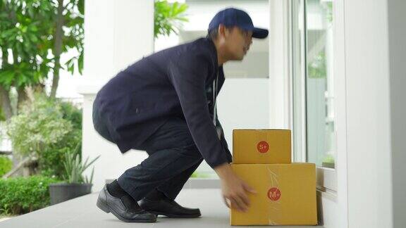 快递员拿着货物包裹送到顾客家里以留下良好的服务印象