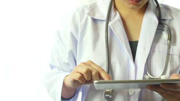 医生使用数字平板与听诊器在白色背景