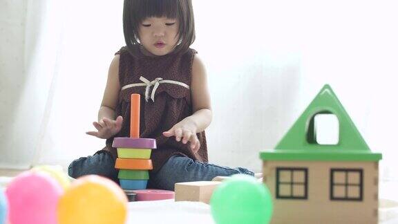 小女孩在家里玩玩具积木