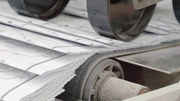 造纸生产线中的工业机器人在工作中操作生产线机器