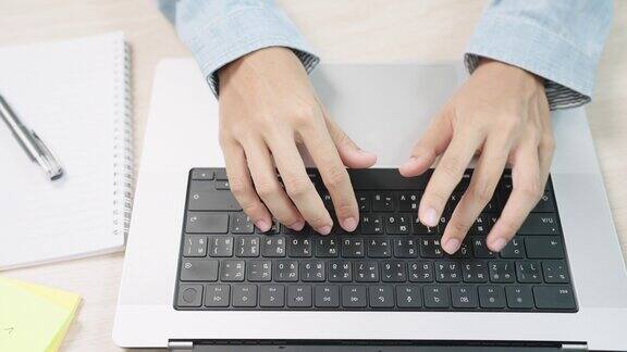 商务女性用手和手指敲击键盘的近照桌上的笔记本电脑网络营销自由职业者在家工作