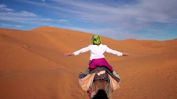 沙漠之旅女人喜欢骑骆驼