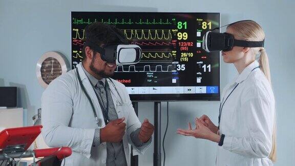 戴着VR眼镜的混血医生在现代运动实验室里讨论一些事情