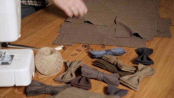 折叠棕色格子羊毛织物在车间里做裁缝和使用缝纫机的年轻人