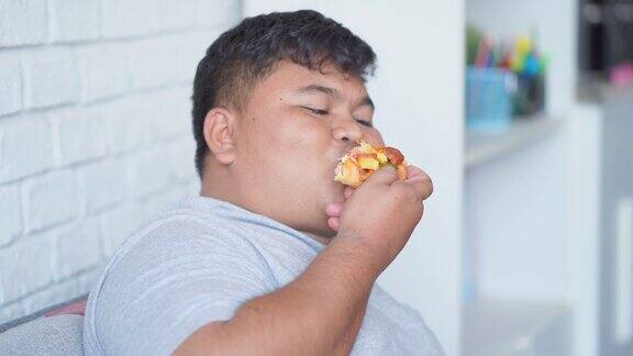 胖男人喜欢吃披萨和喝软饮料