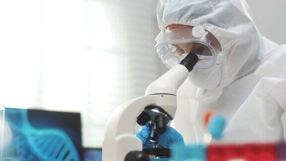 在实验室中使用显微镜的科学家