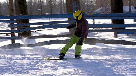 慢镜头:一个女孩骑着马疾驰一匹马用绳子拖着一个滑雪者滑雪者在雪堆中骑在滑雪板上女骑师和男滑雪板运动员通过跳板进行跳跃