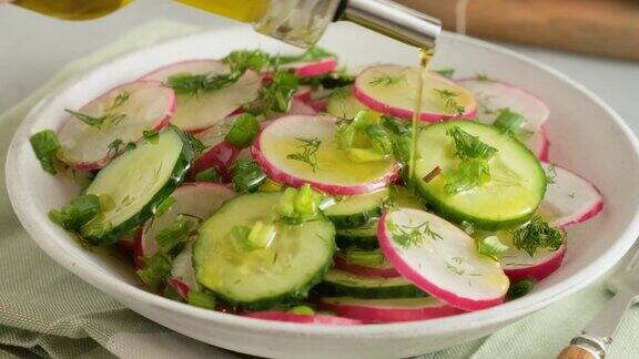 在夏季沙拉中加入橄榄油和萝卜黄瓜洋葱莳萝健康的减肥食品
