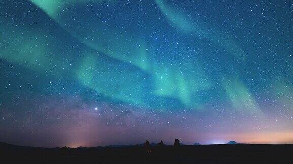 极光太阳风暴银河系时间流逝东南天空35毫米水瓶座流星雨在美国加州莫哈韦沙漠的Trona尖峰