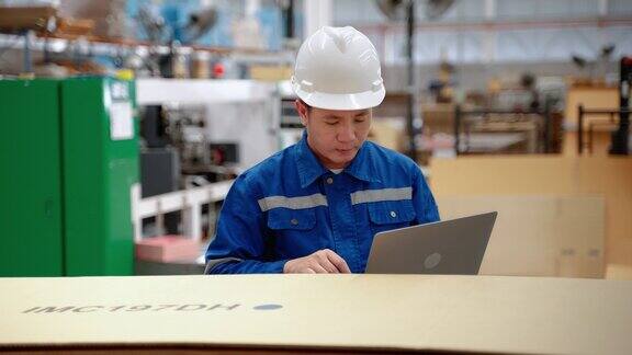 维修工程师在纸板零件厂检查机器